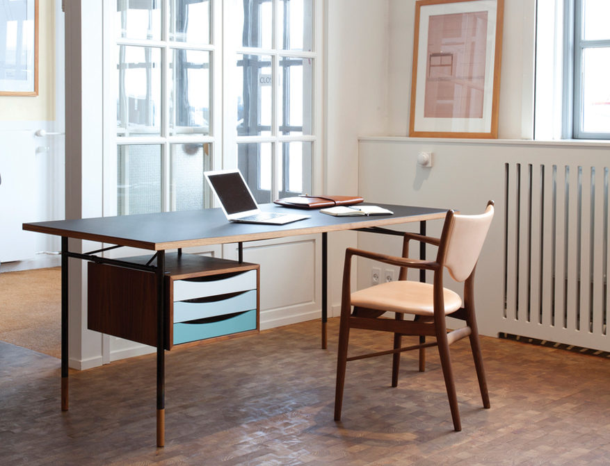Der Nyhavn Desk in Ausführung Linoleum mit Tray Unit in blau und 46 Chair von Finn Juhl