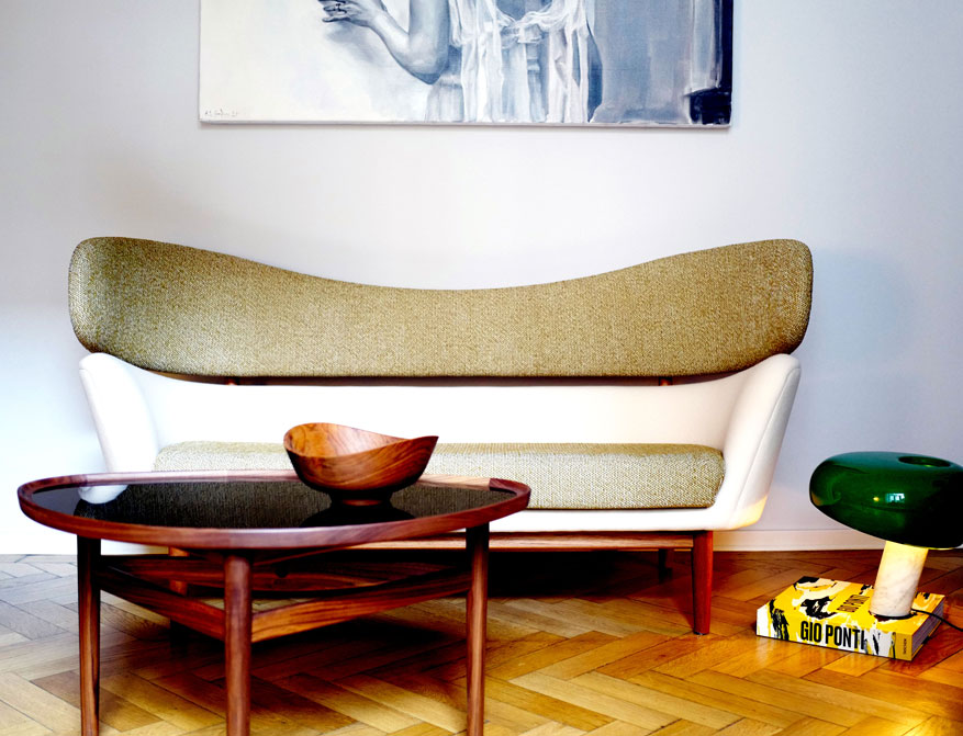 Das Baker Sofa mit Eye Table von Finn Juhl, daneben die Tischleuchte Snoopy von Flos ©falkenberg