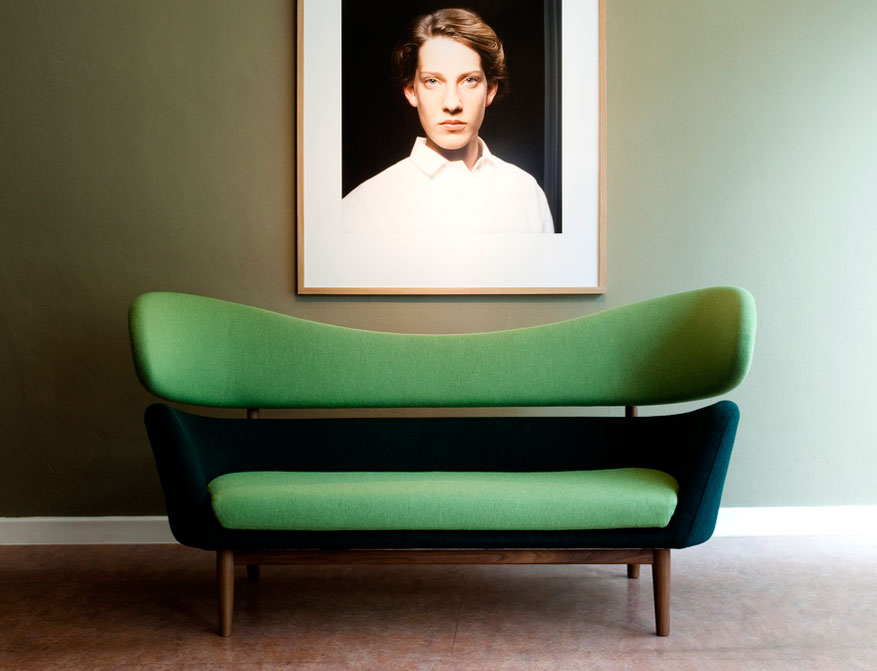 Das Baker Sofa von Finn Juhl in grün-petrolfarbenem Stoff und Walnussbeinen