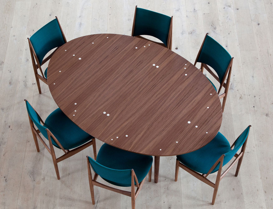 Der Silver Table in Walnuss und Egyptian Chairs in türkisfarbenem Stoff von Finn Juhl