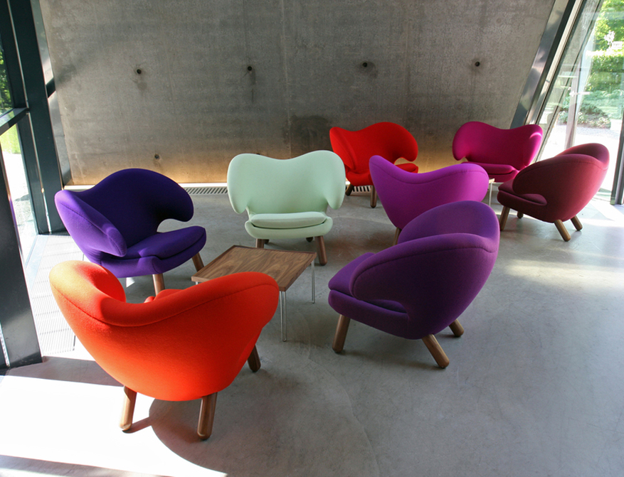 Der Tray Table in Walnuss mit Pelican Chairs in diversen Farben alles von Finn Juhl