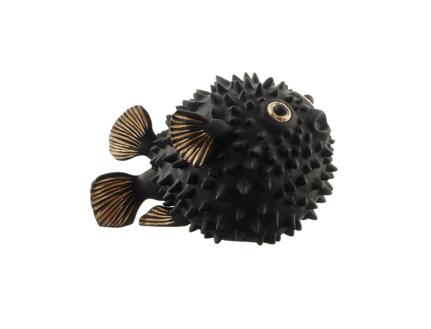 Der Igelfisch Luna aus handbemaltem Porzellan in Ausführung Schwarz mit goldenen Augen und Flossen von Porzellan Manufaktur Nymphenburg