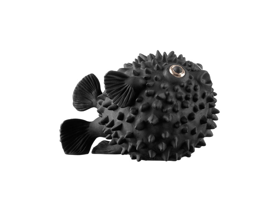 Der Igelfisch Luna aus handbemaltem Porzellan in Ausführung Schwarz mit goldenen Augen von Porzellan Manufaktur Nymphenburg