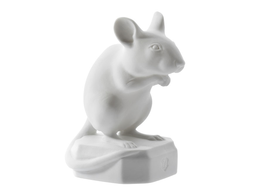 Die Maus Karl sitzend aus weißem Biskuitporzellan gefertigt von der Porzellanmanufaktur Nymphenburg in München