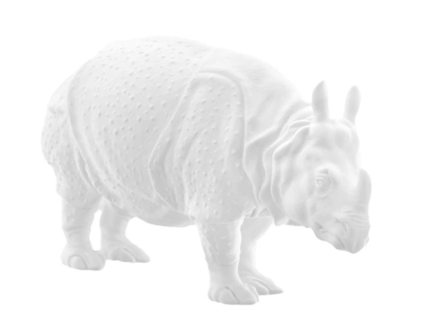 Das Rhinozeros Clara in weißem Biskuitporzellan gefertigt von der Porzellanmanufaktur Nymphenburg in München
