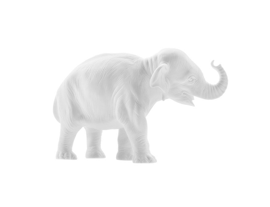 Der junge Elefant Hilde aus weißem Biskuitporzellan gefertigt von der Porzellanmanufaktur Nymphenburg in München