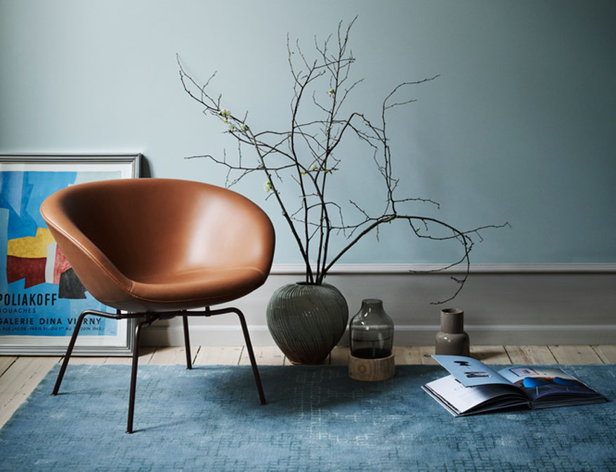 Der Loungesessel The Pot von Arne Jacobsen in Ausführung Leder Elegance Walnut mit pulverlackiertem Gestell in Farbe Dunkelbraun