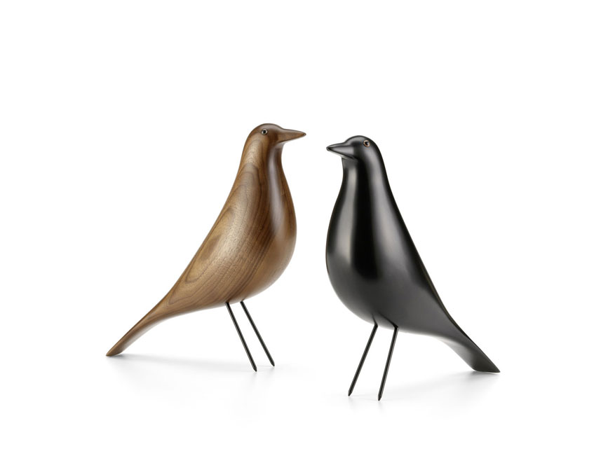 Der Eames House Bird aus schwarzlackiertem Holz und Walnuß von Vitra