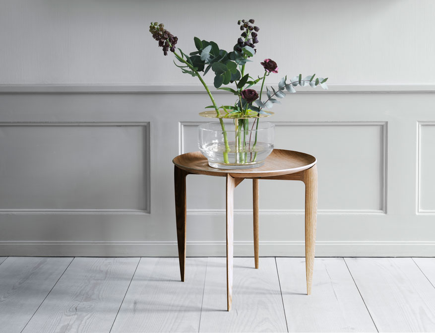 Die Ikebana Vase in rund und der Fodable Table in Ausführung Eiche von Jaime Hayon by Fritz Hansen