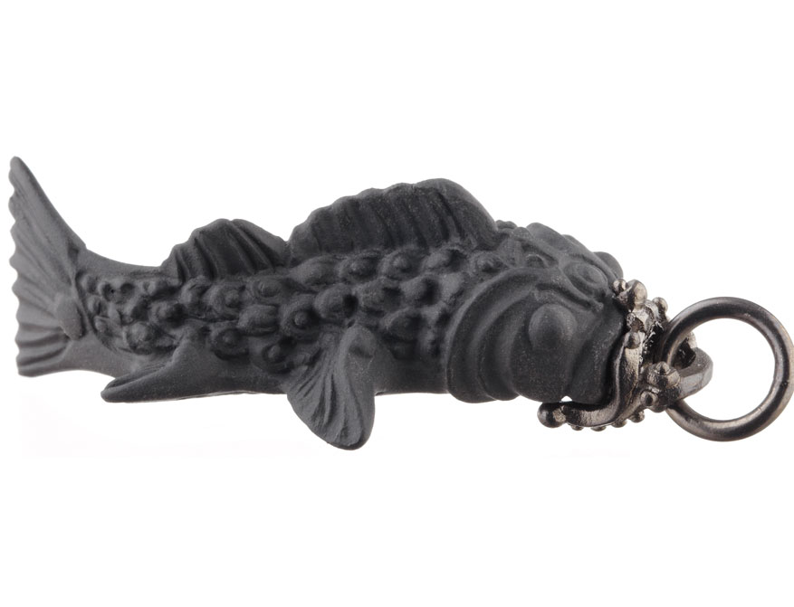 Der handgefertigte Schmuckanhänger Koi aus schwarzem Biskuitporzellan mit Gravur von Patrik Muff für die Porzellanmanufaktur Nymphenburg
