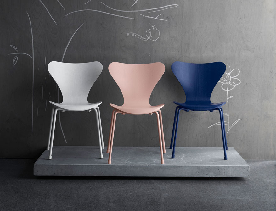 Der Kinderstuhl der Serie 7 in Ausführengen weiß/rosa/Ai Blue und pulverbeschichtetem Chromgestell von Arne Jacobsen