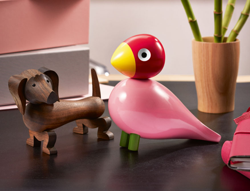 Singvogel Ruth aus bemaltem Buchenholz in rosa/rot und Dackelhund von Kay Bojesen