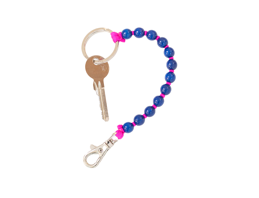 Das kurze Schlüsselband mit Perlen aus Holz in Farbe Dunkelblau mit Band in Pink von Ina Seifart