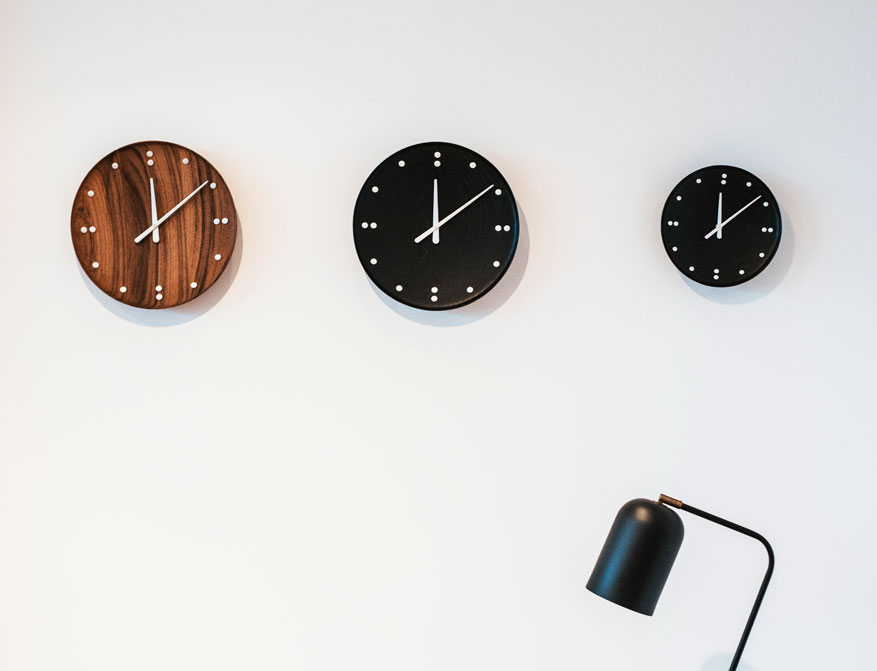 Die FJ Clocks in Ausführung Teak und Esche mit Durchmesser 25 cm und 35 cm von Finn Juhl