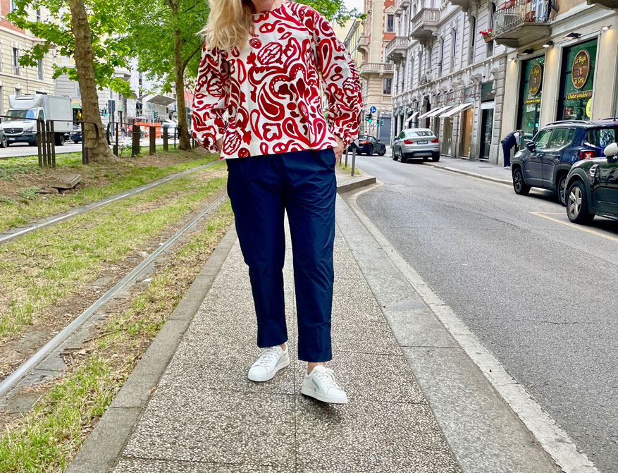 Die Bluse von Odeeh mit rotem Muster aus Baumwolle aus der Sommerkollektion 2022