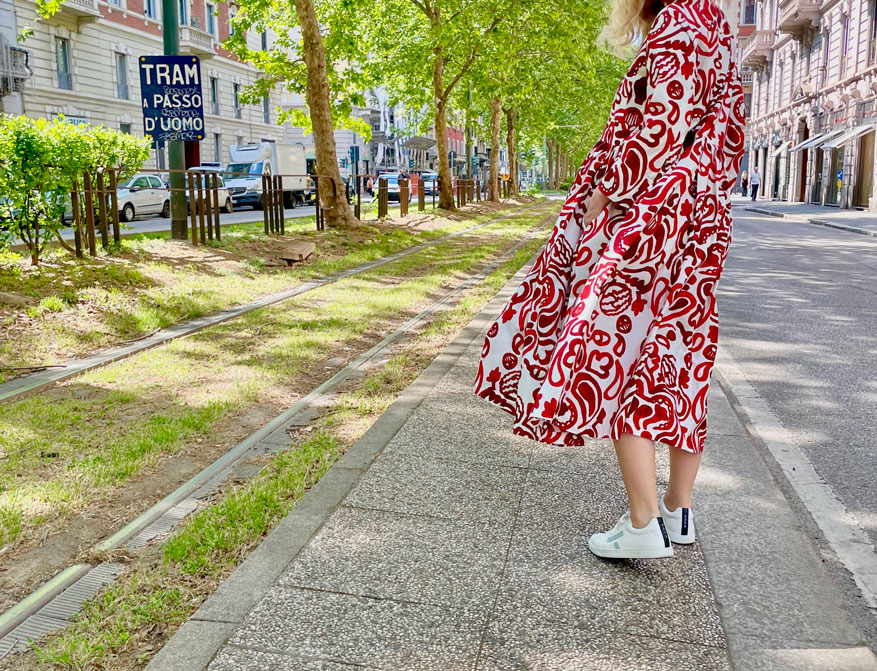 Das Kleid von Odeeh mit rotem Muster aus Baumwolle aus der Sommerkollektion 2022