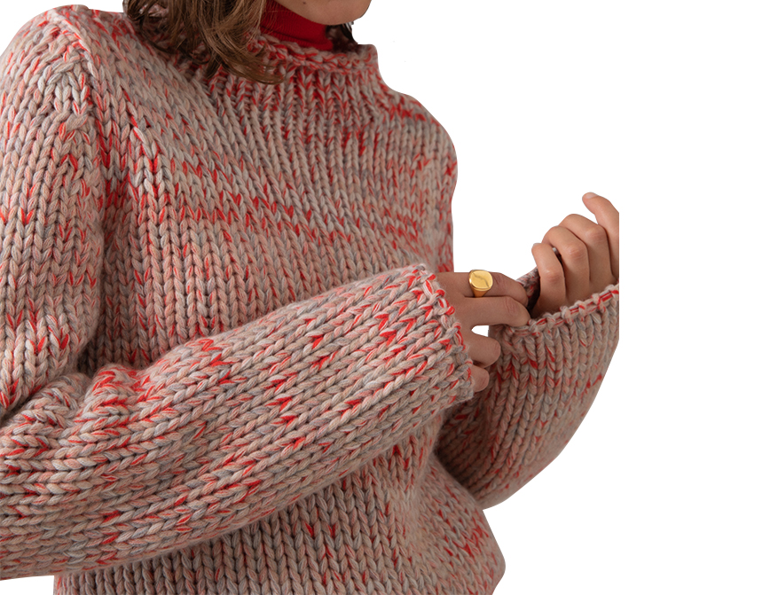 Der Luxe Marl Neck Sweater aus Kaschmir in der Farbe Orkney Red von Johnstons of Elgin