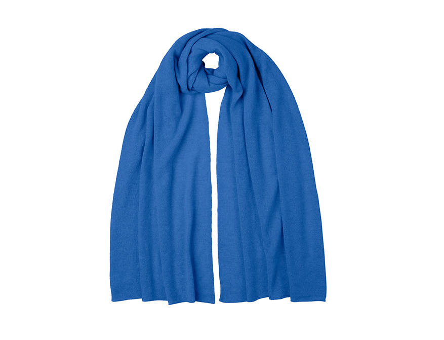 Der fein gestrickte Schal in der Farbe Orkney Blue von Johnstons of Elgin